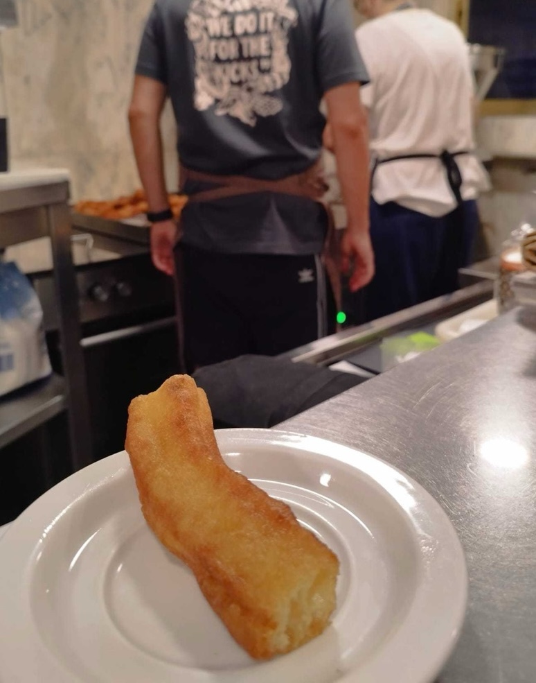 Churro recién hecho en la barra