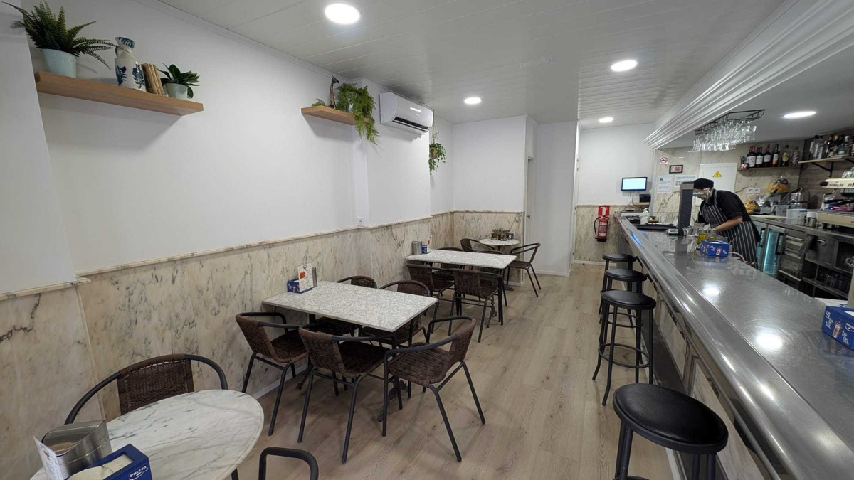 Interior de ChurriCo, mesas y barra