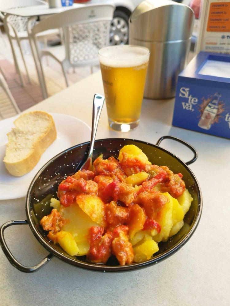 Cazuela de guiso con caña